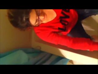 Sensational amatuer takes a piss shower