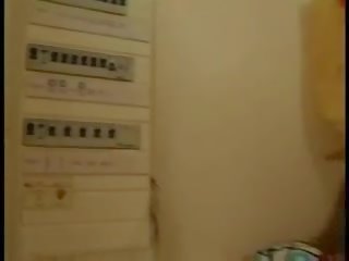 Perancis perdana brigitte di itu pencucian mesin