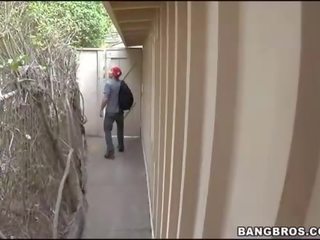 Curvy milf loves hardcore porn
