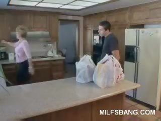 Eccentrico milf smooching