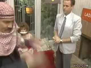 חוּשָׁנִי שחרחורת מודל sold ל ערבי נסיך