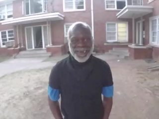 Dope 男 おじいちゃん ある バック 受け 彼の ブラック ペニス 吸います