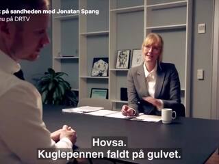 丹麥的 ripened ditte hansen pretends 到 舔 乳頭 在 skit