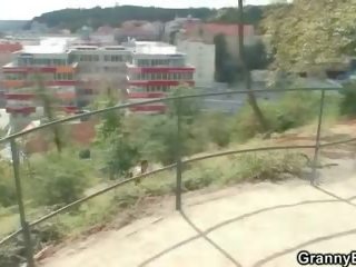 Бабуся отримувати picked вгору і п'яний