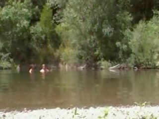 Naturist perfected çift në the lumi, falas e pisët kapëse f3